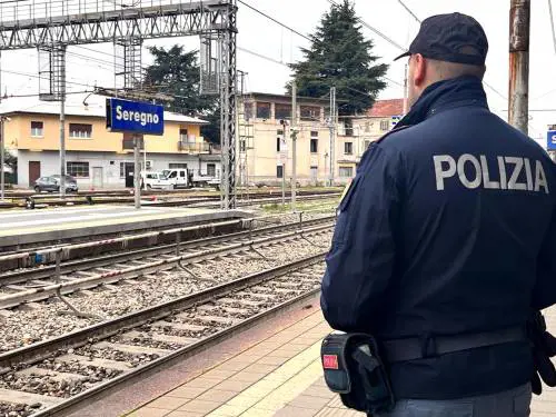 "15enne sotto al treno in un agguato". Preso il branco di Seregno
