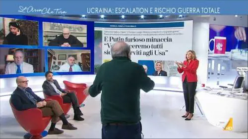 Prima Vauro, poi Sallusti: alta tensione su La7, cosa è successo in diretta