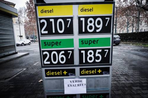 Nuovo aumento sui carburanti: oltre 2 euro per diesel e benzina