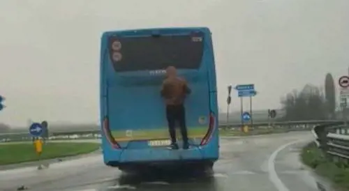 Dopo i treni ecco i "bus surfing": cos’è il folle gioco dei giovanissimi