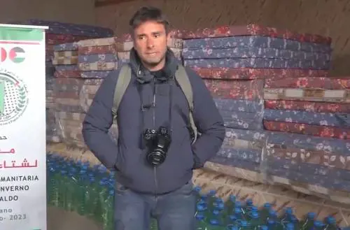 "Popolo dimenticato". Dibba e la deputata 5s nel campo profughi infiltrato dai jihadisti