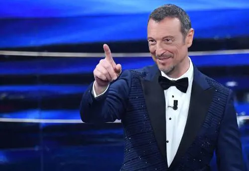 Quella "A" esagerata: chi si nasconde dietro la firma di Amadeus