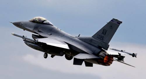Piloti ucraini negli Usa: "Per familiarizzare con i caccia F-16"