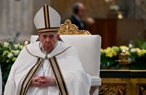 Bergoglio bacchetta Ratzinger, Rosa Chemical martire e Cospito: quindi, oggi...