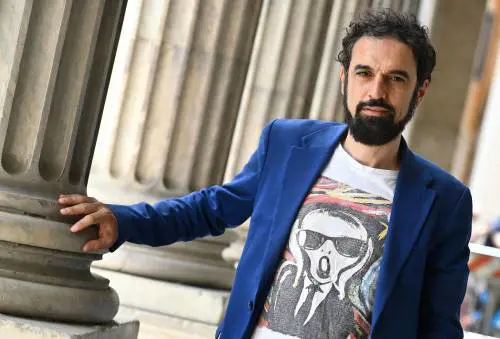 "Entra oggi". Il pentastellato Giarrusso sbarca all'Isola dopo l'infortunio: cosa è successo