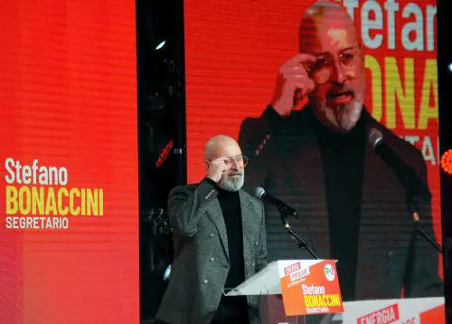 Prima lo chiama sul palco, poi Bonaccini frena. "Giarrusso chieda scusa"