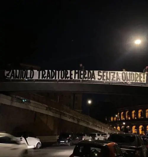 "Zaniolo, m.... senza onore". Striscione choc al Colosseo