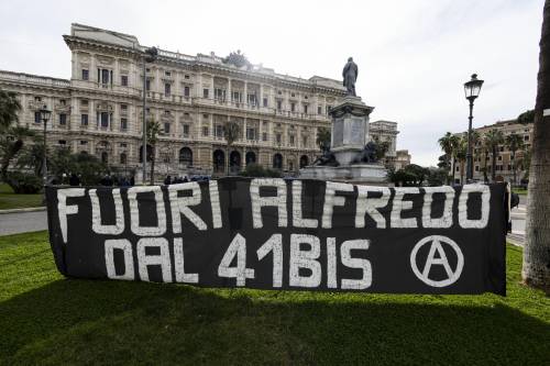 Da Berlino a Barcellona: attacco anarchico all'Italia. Un agente ferito a Roma