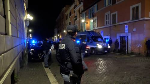 Scontri, bombe e arresti, A Roma è guerriglia degli anarchici per Cospito