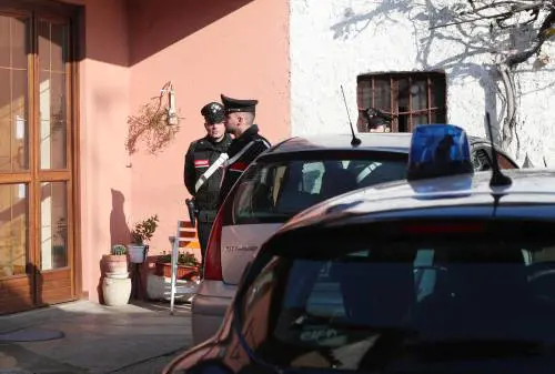 Uccide il marito: "Ubriaco contro mio figlio"