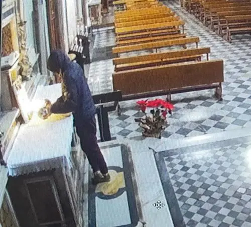 Il momento del furto della pisside con le ostie consacrate
