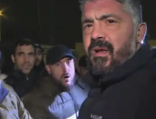 Gattuso coi nervi a fior di pelle: botta alla telecamera all'aeroporto