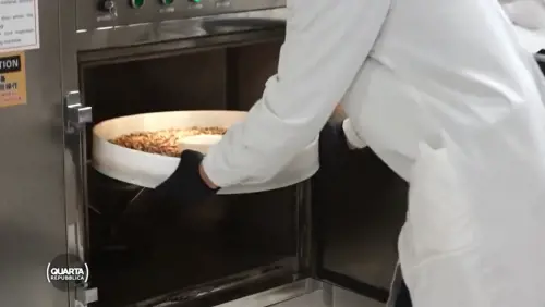 "Congelati, essiccati e triturati". Così viene prodotta la "farina di grillo"