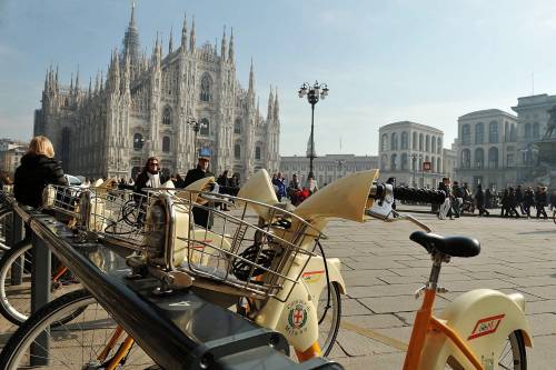 Milano, tutti in bici ma è al top per lo smog