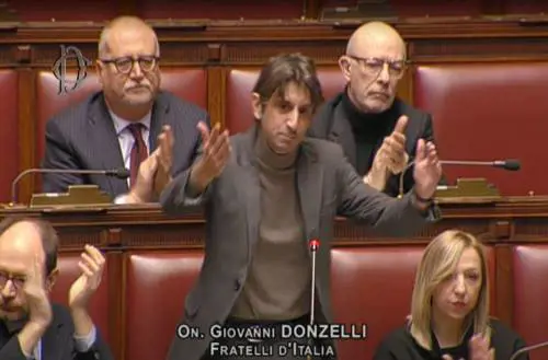 "Ti aspetto fuori...". Il gesto choc del grillino in Parlamento