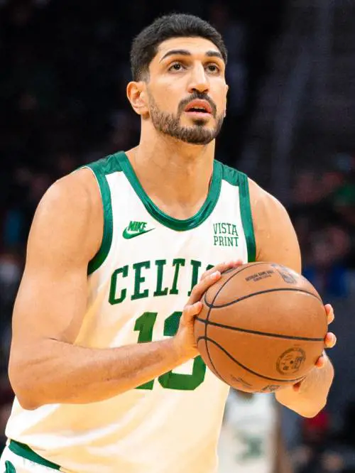 Le critiche alla Cina, la cacciata dall'Nba. E la Turchia ha messo una taglia su di lui