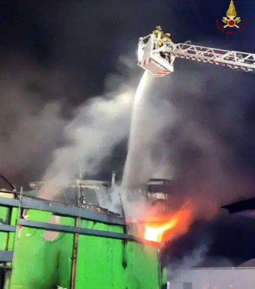 Incendio al centro commerciale di Castel Romano