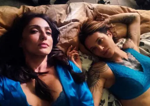 Ambra Angiolini e Asia Argento: cosa nasconde la foto hot sui social