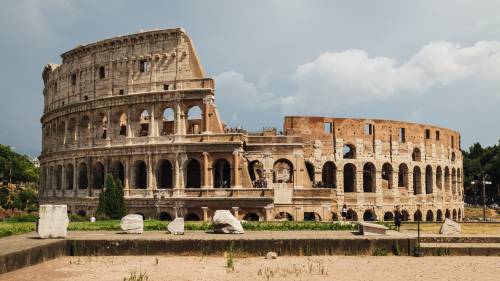 Abusivi e saltafile ovunque: l'incubo senza fine attorno ai monumenti di  Roma