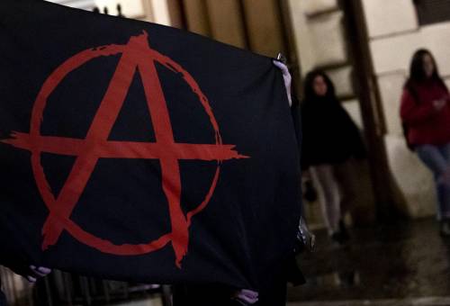 Anarchici, individuato il responsabile dell'attacco di Barcellona: è italiano