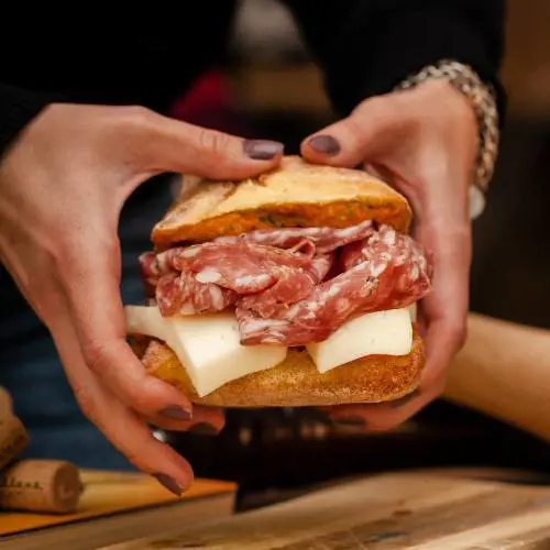 Bullone dentro al panino: la scoperta choc dello studente