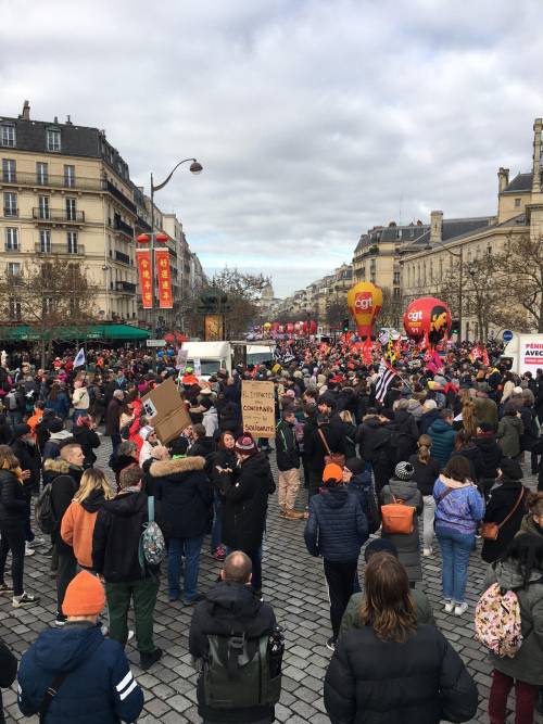 Parigi, sciopero e scontri per la riforma di Macron