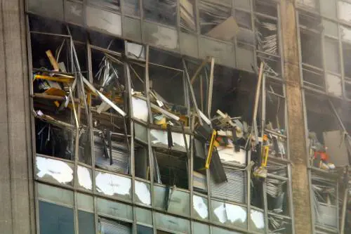 "Ho un problema". La virata, l'esplosione, lo schianto contro il Pirellone