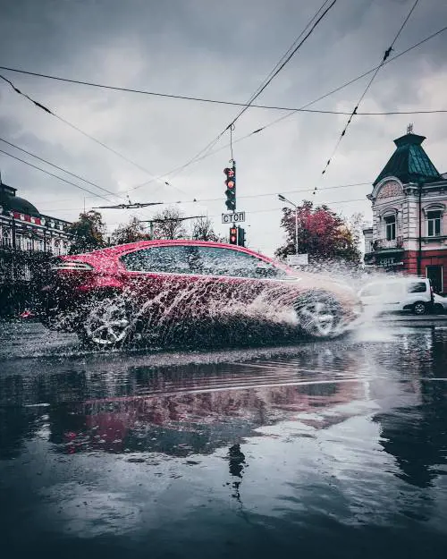 Auto elettriche e acqua, cosa si rischia?