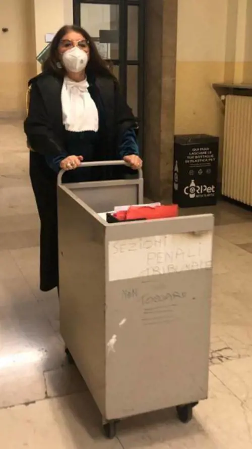 Senza i commessi il giudice fa da sé