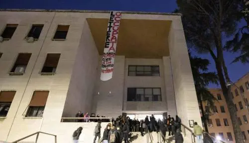 "Al fianco di Alfredo". I collettivi occupano pure La Sapienza