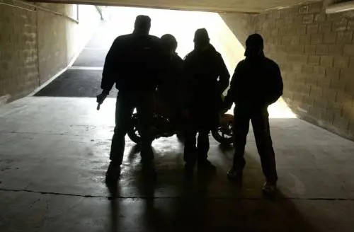 In manette 4 trapper: coltellate a un ragazzo