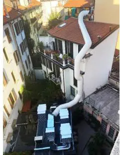 "Orrore e puzza di pollo". L'ecomostro in via Sarpi