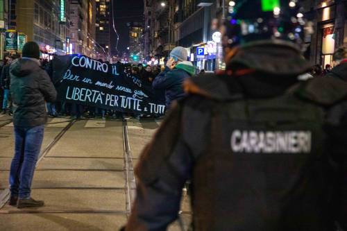 Lancio di fumogeni al corteo anarchico a Milano. Ferito un teleoperatore