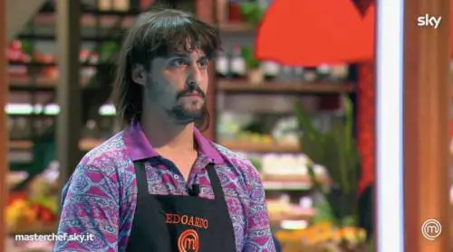 "Quei capelli...". Barbieri ci ricasca e sbeffeggia Edoardo a Masterchef
