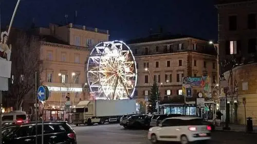 Via quella ruota, ci spiano in casa