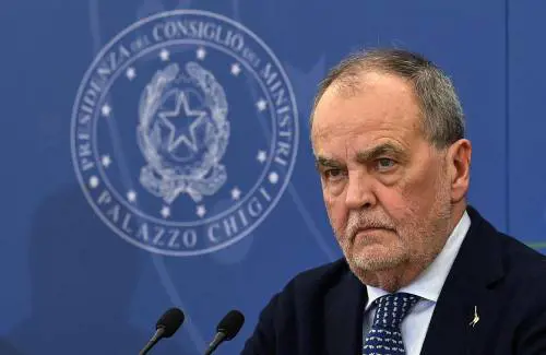 "Errore da matita blu". Calderoli smonta il "galletto" Macron 