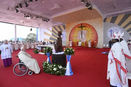 Il monito del Papa ai sacerdoti in Congo "Non cedete alla sporcizia della corruzione"