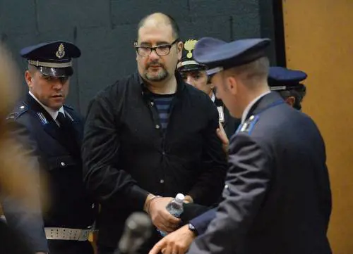 Minacce anarchiche: vogliono assassinare un manager Iveco. E intanto Cospito riprende a mangiare