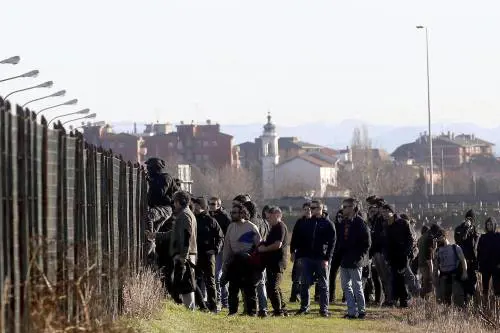 La protesta anarchica dilaga: sassaiola e slogan al carcere di Opera