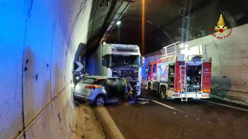 I figli in auto, la galleria e il tir: schianto e morte sulla A14