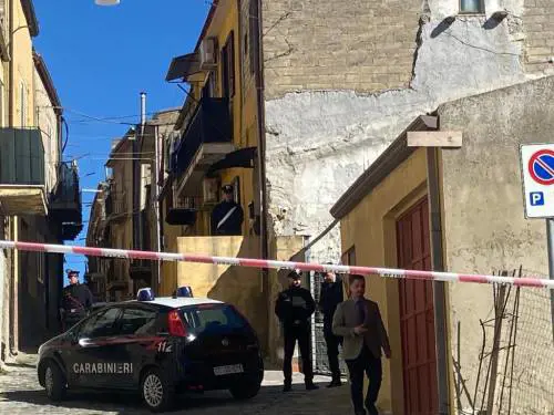 Uccide la suocera, si siede a cavalcioni e fuma una sigaretta. Omicidio choc nell'ennese