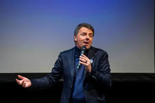 Renzi scimmiotta Shakira per colpire il Pd. Ma tra Ferrari e Twingo la politica si schianta
