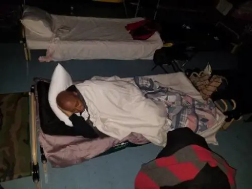New York, l'ultima del sindaco dem: passa la notte coi migranti