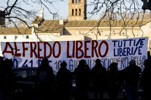 "A questi attacchi intollerabili rispondiamo assumendo poliziotti"
