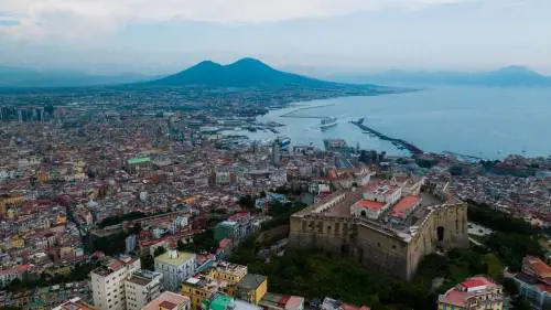 "Un'offerta a piacere per la foto col Vesuvio". Il nuovo business dei parcheggiatori abusivi