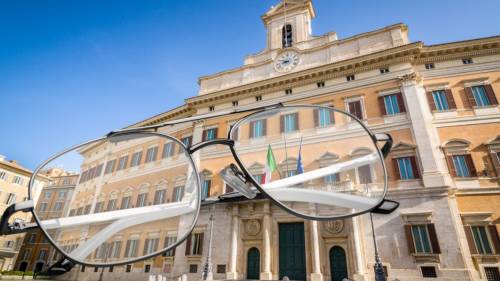 Ma è uno scherzo? I deputati si fanno il “bonus occhiale”