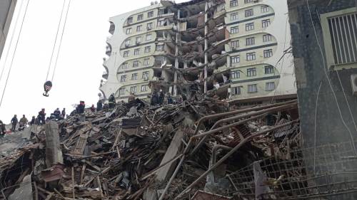 Terremoto in Turchia, centinaia di morti. I video postati sui social