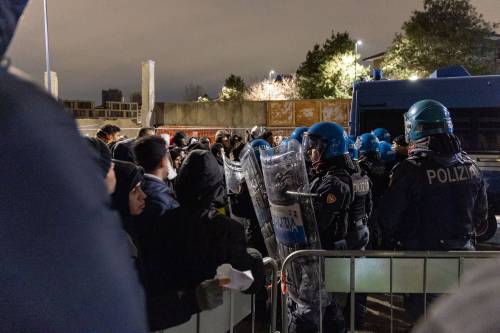 Ancora caos a Milano: 400 egiziani tentano di forzare la fila all'ufficio immigrazione