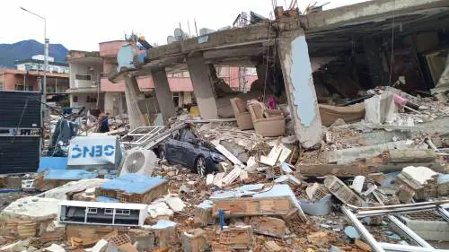 "Famiglie sotto le macerie". La previsione choc: 10mila morti