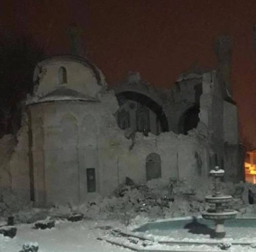 Chiese e moschee in briciole: il sisma devasta i luoghi di culto